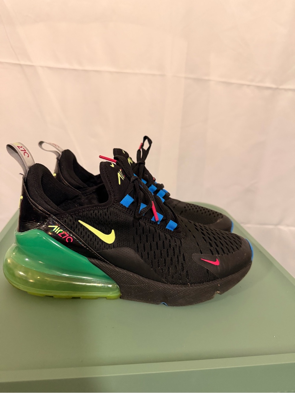 Youth Nike 270 Sneakers Shoes (Youth 5.5 = Women’s 7)